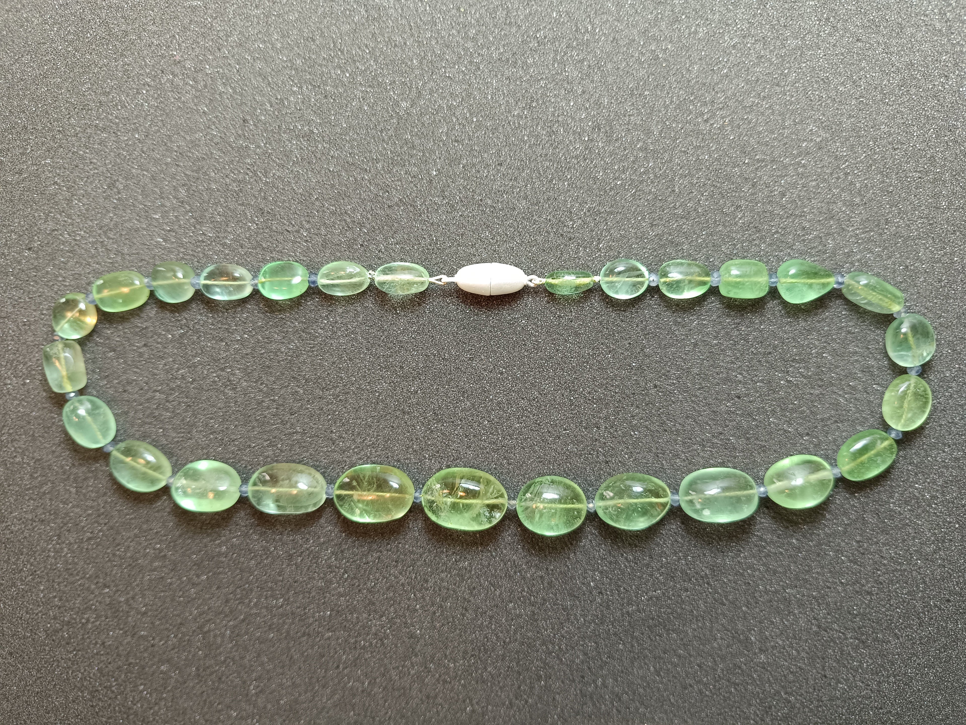 Grüne Fluorit Halskette mit facettiertem Iolith