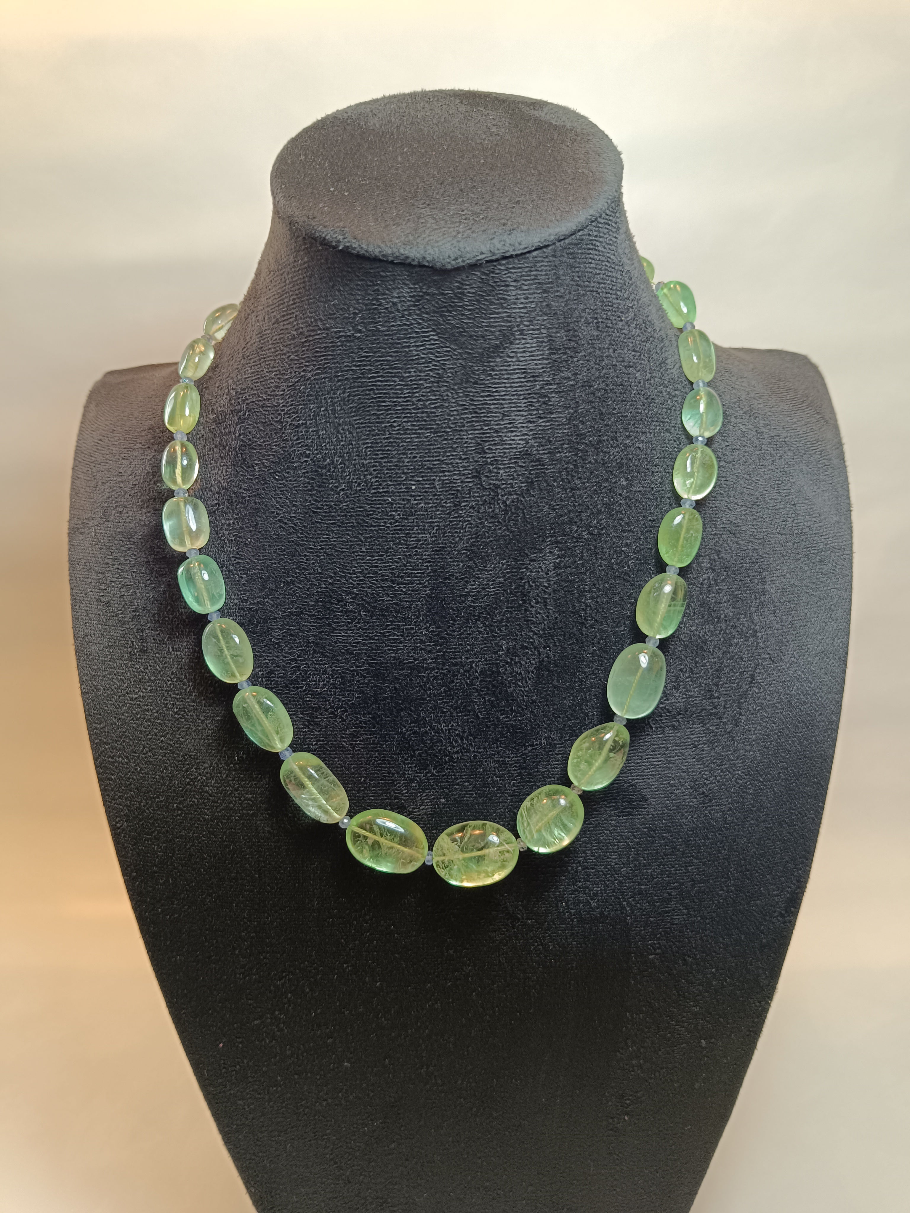 Grüne Fluorit Halskette mit facettiertem Iolith