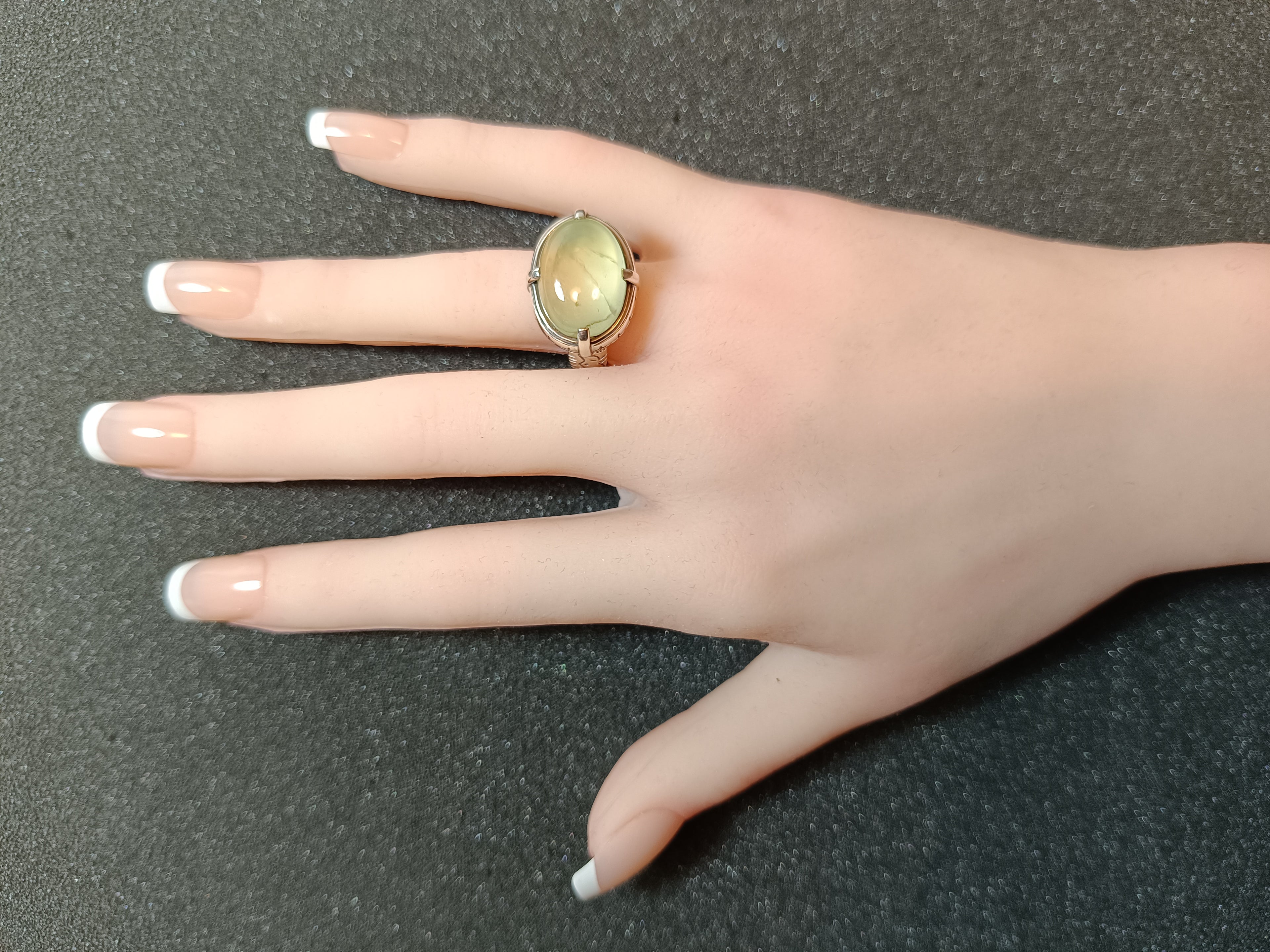 Prehnit Caboshon Ring