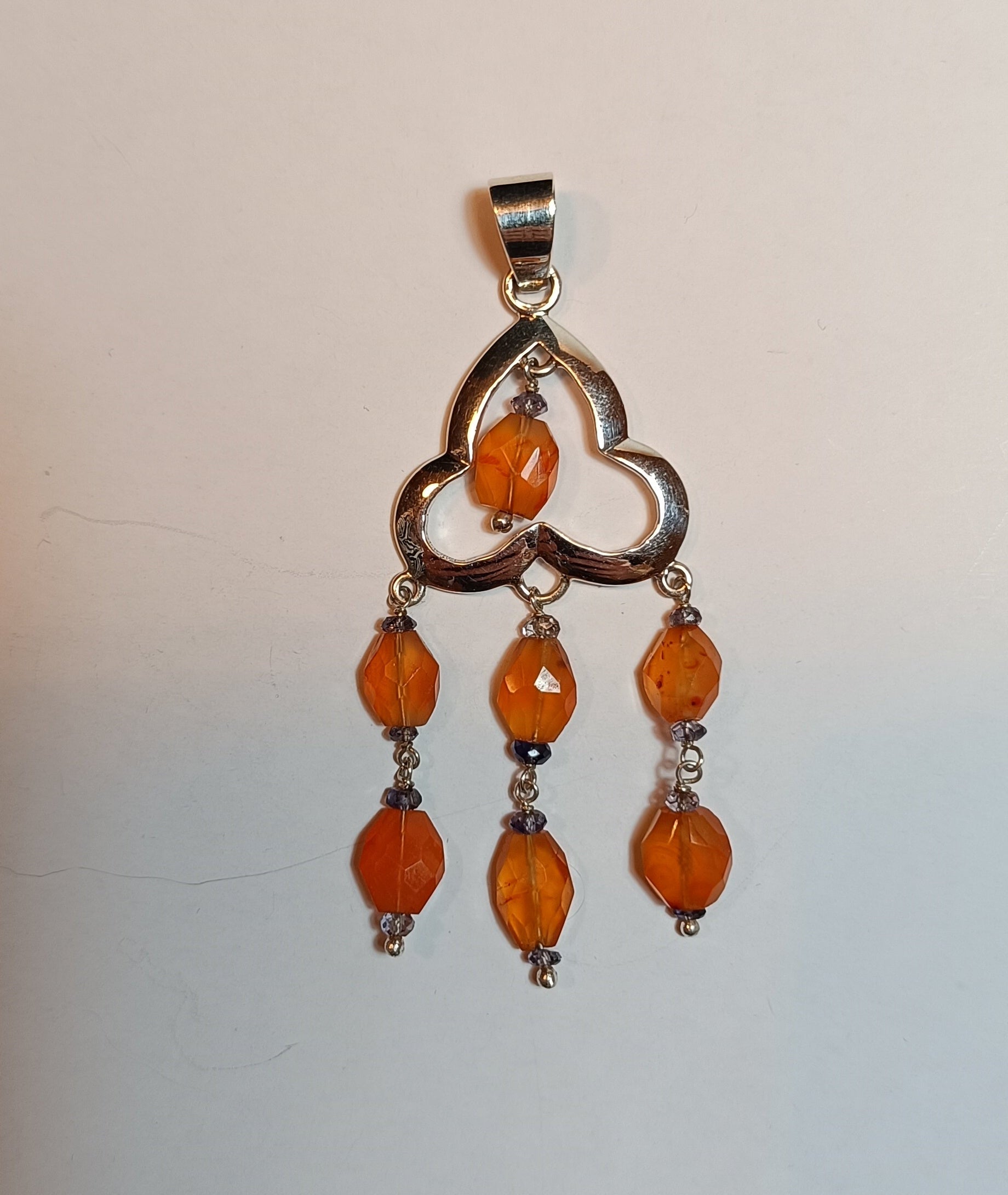 Orangener Karneol-Iolith-Anhänger