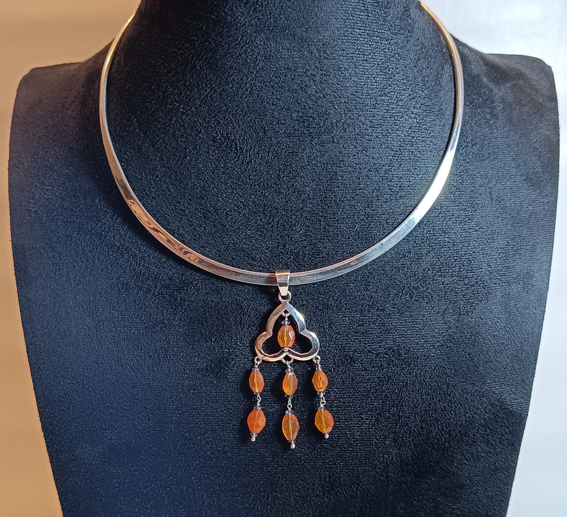 Orangener Karneol-Iolith-Anhänger