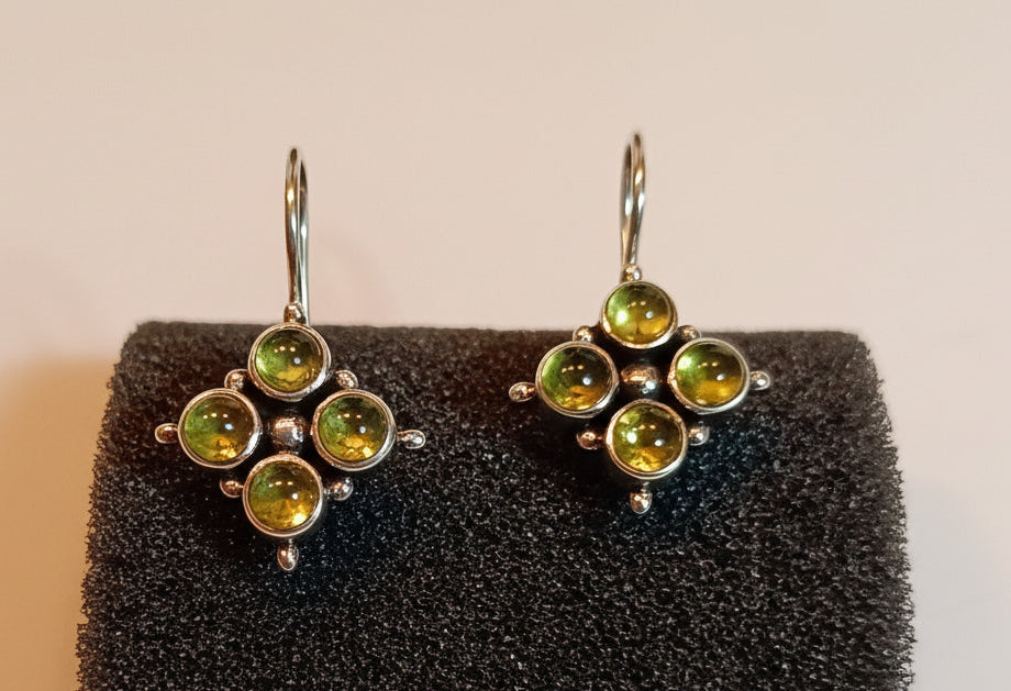 Peridot-Caboshon Ohrringe