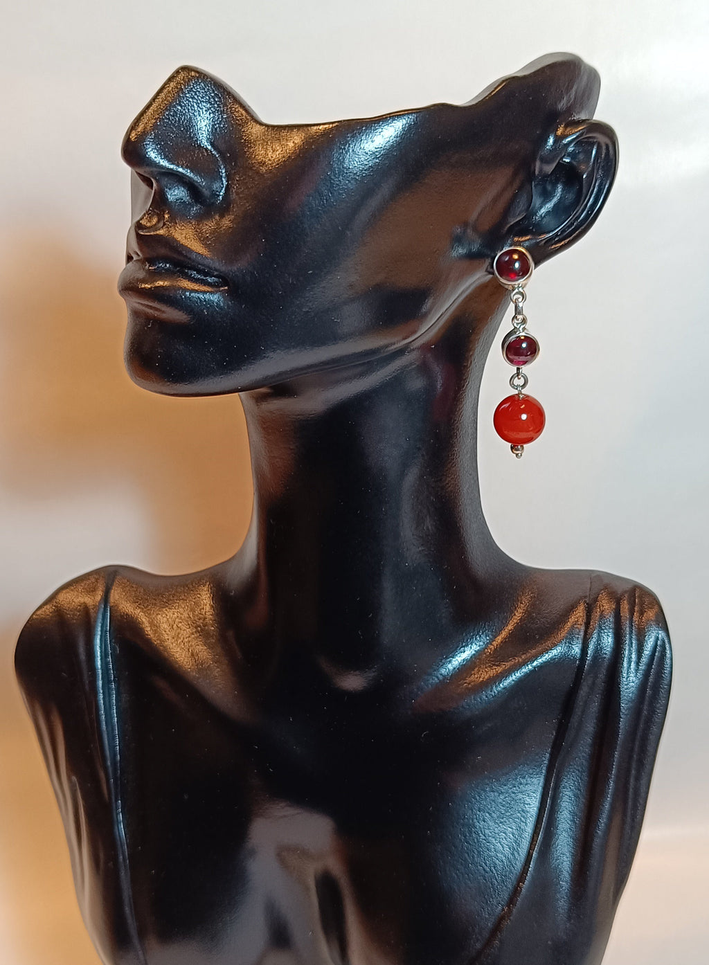 Orangener Karneol Granatcaboshon Ohrstecker (kugelförmig)